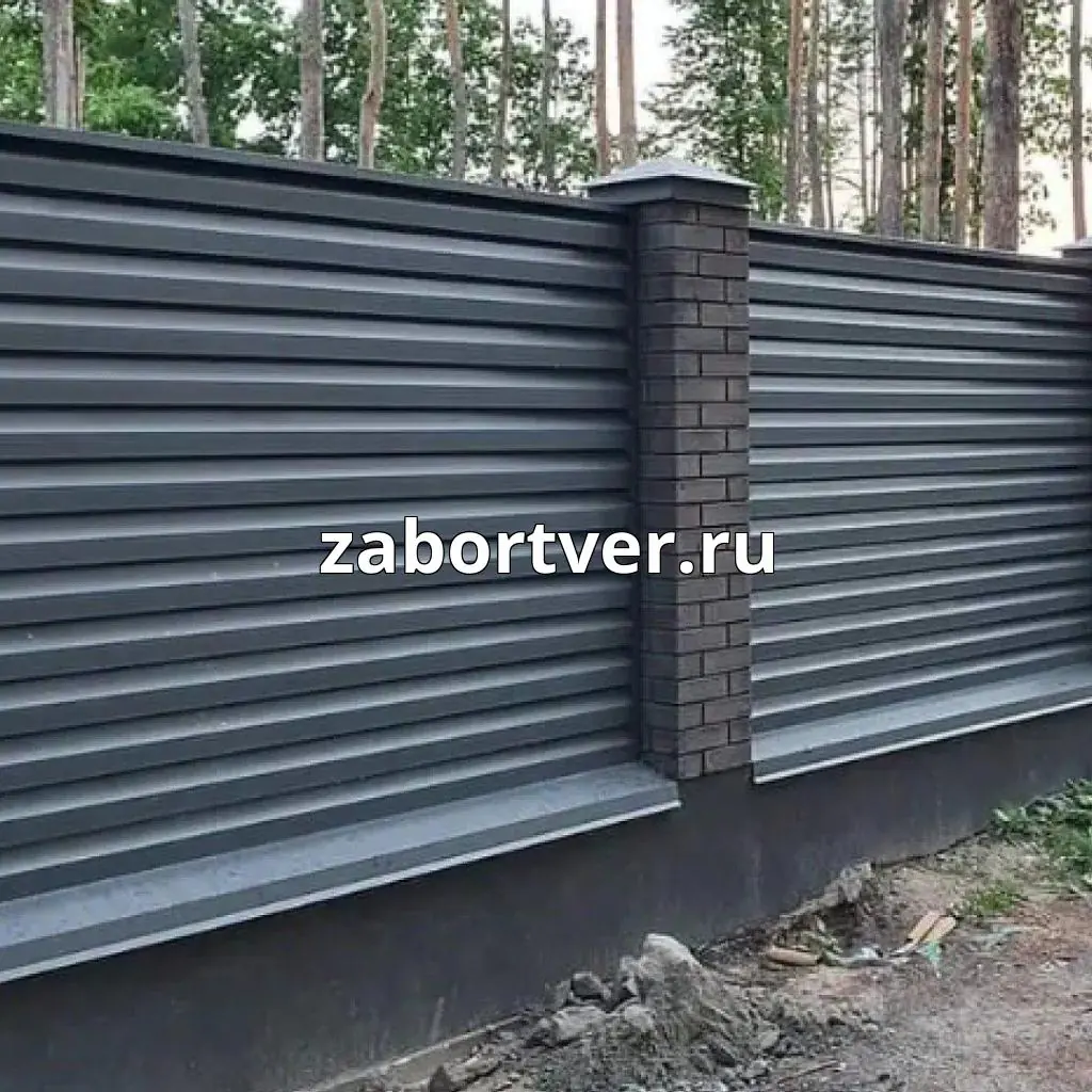 Забор жалюзи с кирпичными столбами цвет 7024 в Твери: фото и цены на установку под ключ